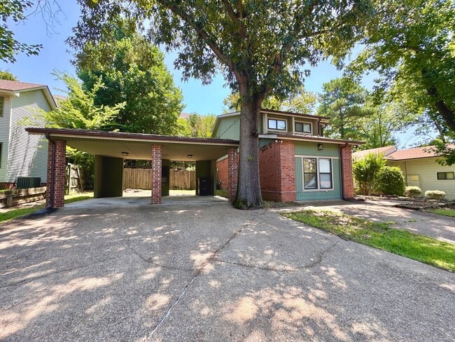 Building Photo - 4 Bedroom/ 2.5 Bathroom Home in Tanglewood...