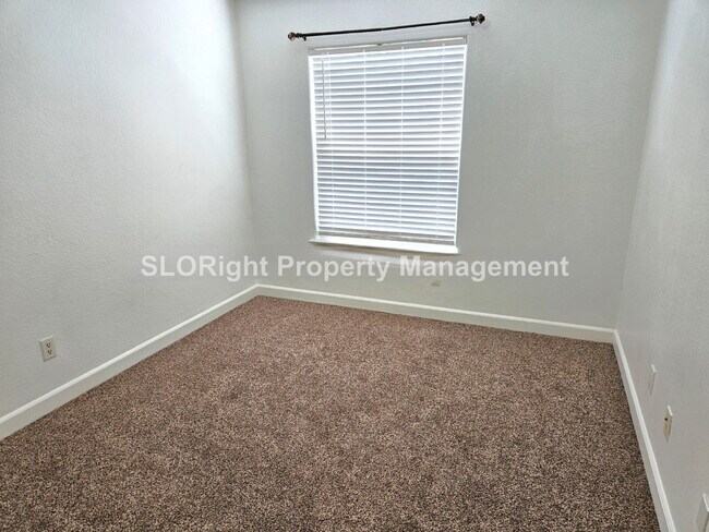 Building Photo - AVAILABLE AUGUST - Spacious 3 Bed / 2.5 Bath Templeton Condo