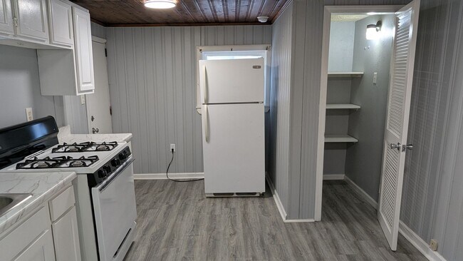 Building Photo - Welcome to this charming 3-bedroom, 1-bathroom home in Akron - Section 8 Welcome