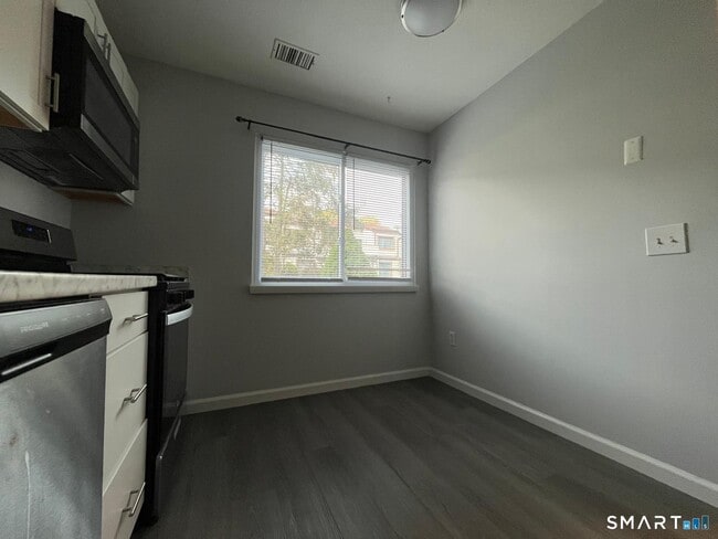 Building Photo - 221 Cottonwood Rd