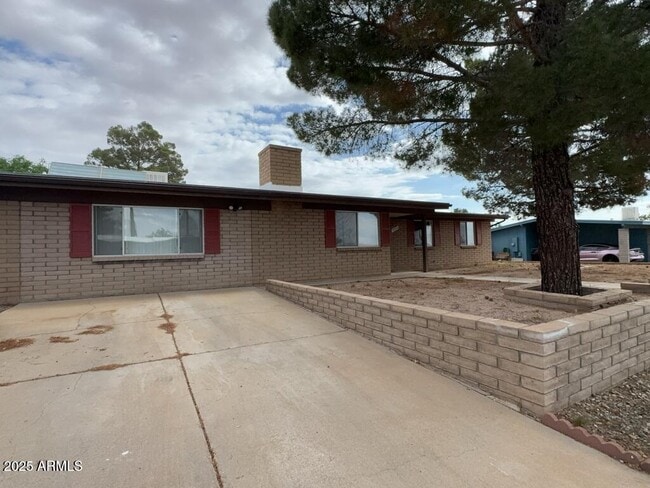 Building Photo - 3733 Sparrow Dr