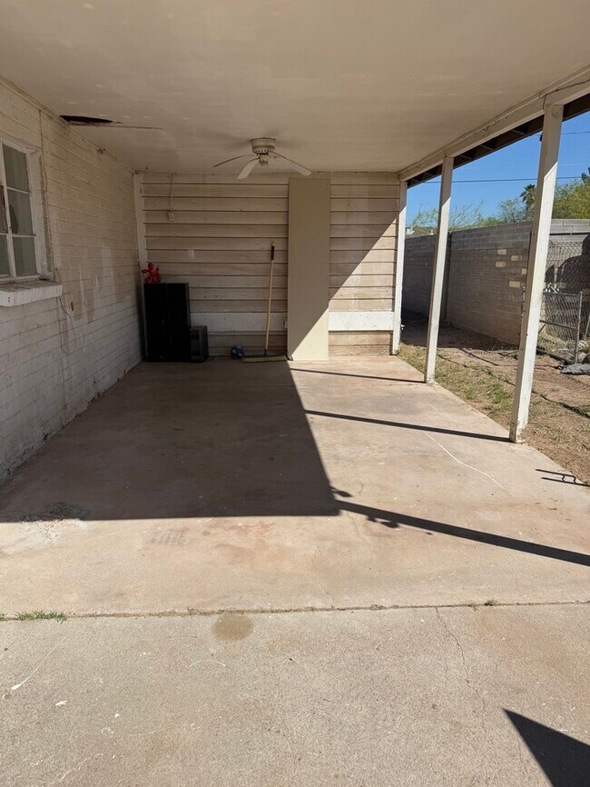 Building Photo - House For Rent