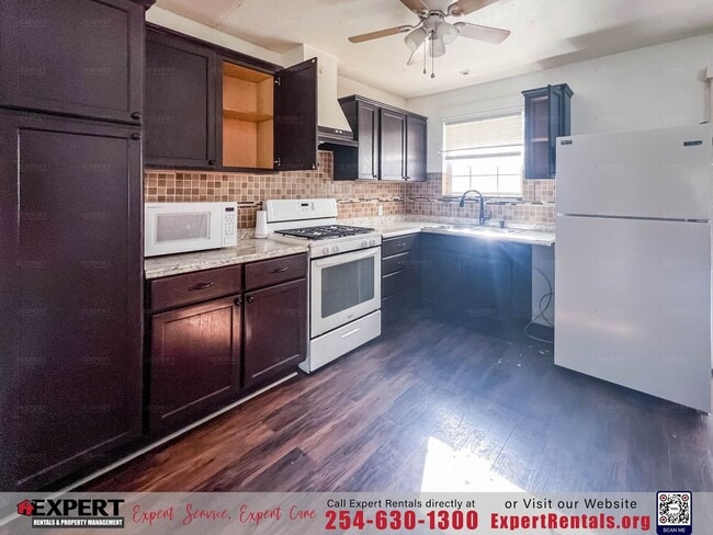 Building Photo - Comfortable Living and Easy Access!
