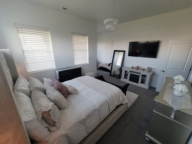 Building Photo - "Spacious 4-Bed Townhouse with Scenic View...