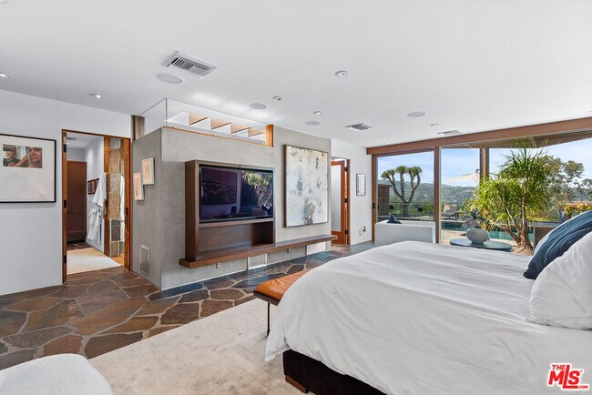 Building Photo - 4305 Clear Valley Dr