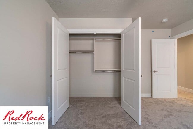 Building Photo - Modern 4-Bed Townhome in Hurricane Heights