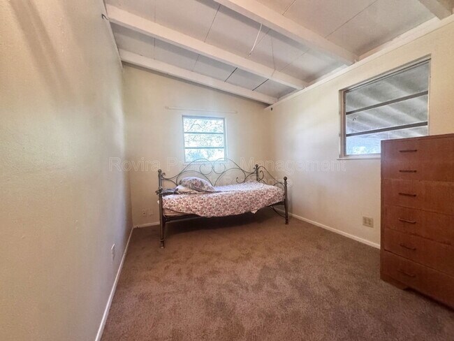 Building Photo - 627 E Warner St