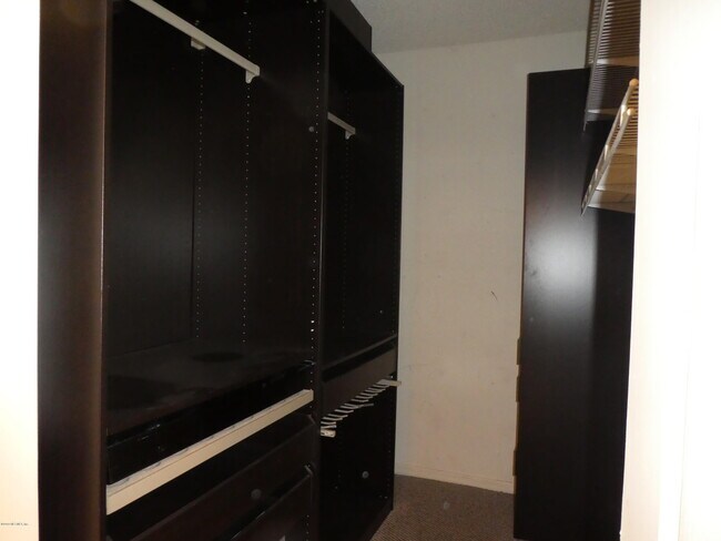 Building Photo - 8804 Ivymill Pl N
