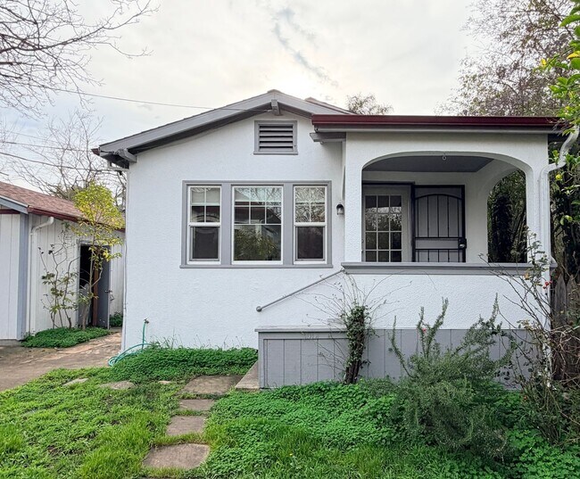 Building Photo - Charming 1BD/1BA Cottage Walkable to Downtown Petaluma