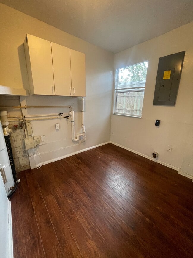 laundry room - 6604 S Mascotte St