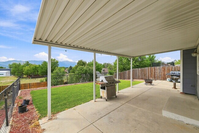 Building Photo - $2,145.95 - 3-bed, 2-bath located in Colorado Springs with a Washer and Dryer.