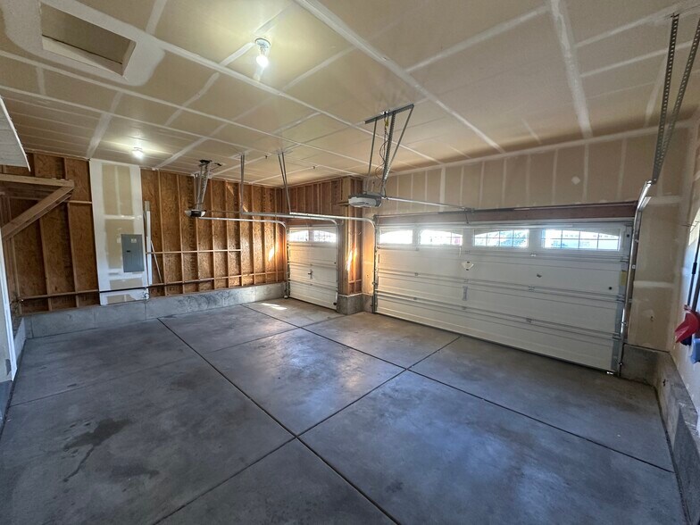 Building Photo - 8238 Hollygrape Ln