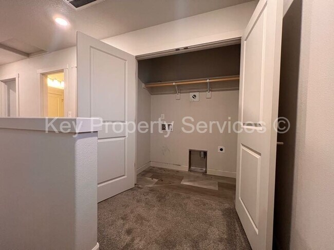 Building Photo - Woodland Townhome with Huge Tandem Garage