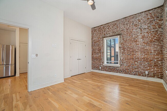 Building Photo - Modern 1 Bedroom, 1 Bath Apartment Home  Located In Historic Westport