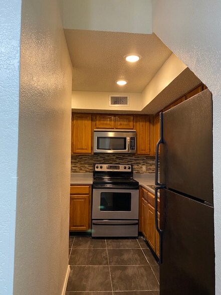 Building Photo - 2300 Bamboo Dr