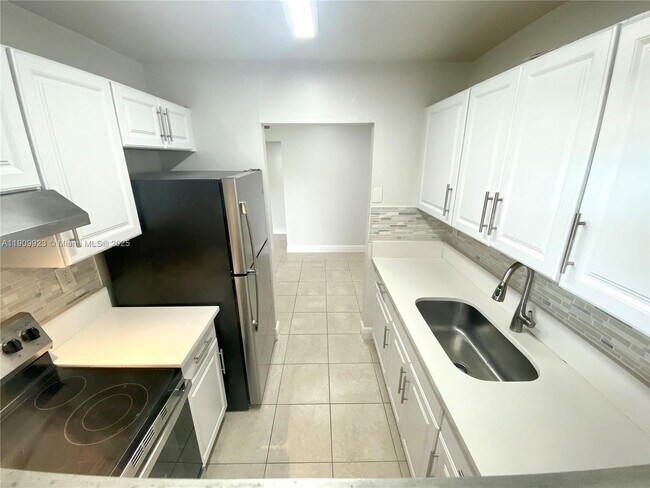 Building Photo - 400 NE 1st St