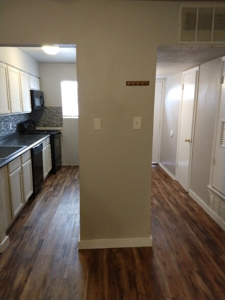 Building Photo - 911 Vance Jackson Rd