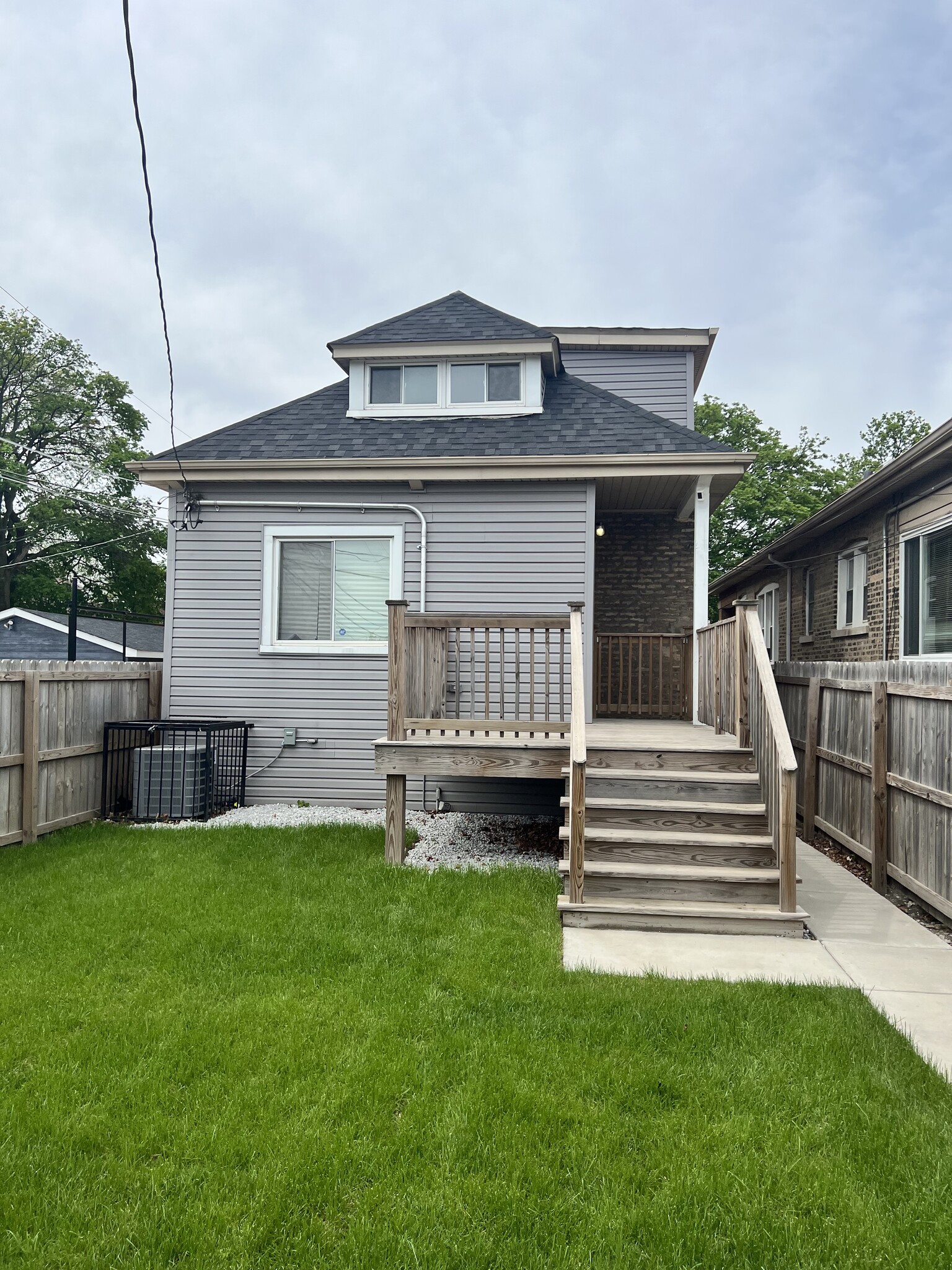 Building Photo - 7045 S Oakley Ave