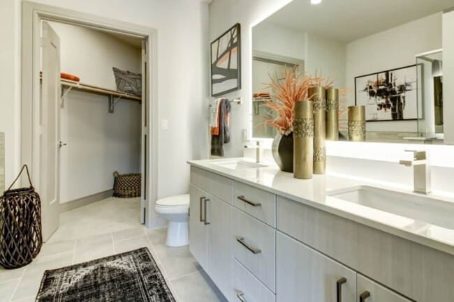 Building Photo - 1610 E 6th St