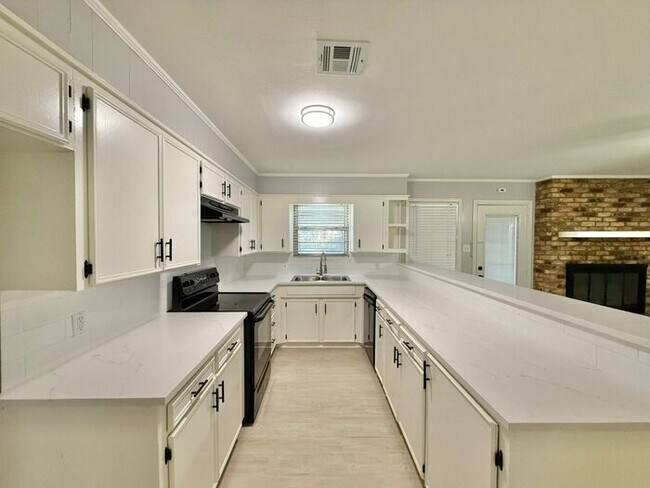 Building Photo - Charming 3-Bedroom Home! Tour Today!