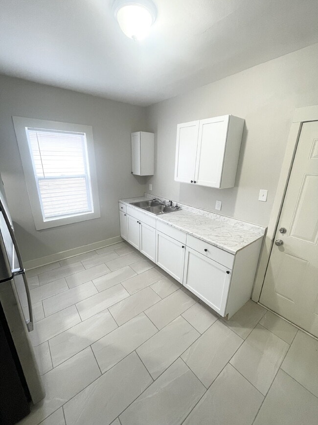 Building Photo - 3 Bedroom with Central AC