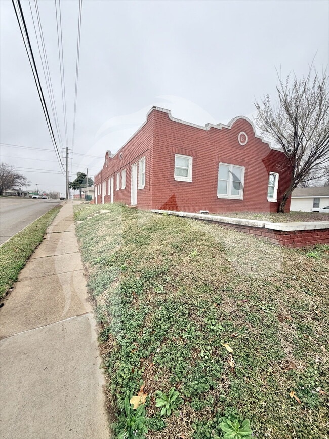 Building Photo - 820 S 6th St