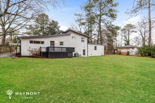 Building Photo - 905 King Dr SE