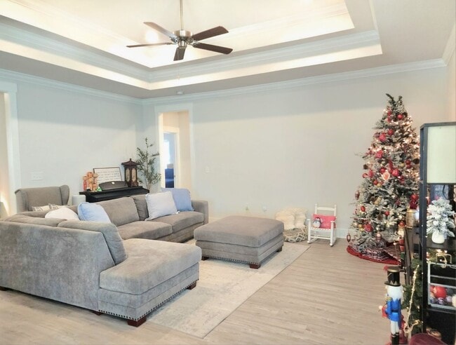 Building Photo - Stunning 4-Bed, 3-Bath Beauty, 2,117 sq. ft. of Pure Comfort and Style!