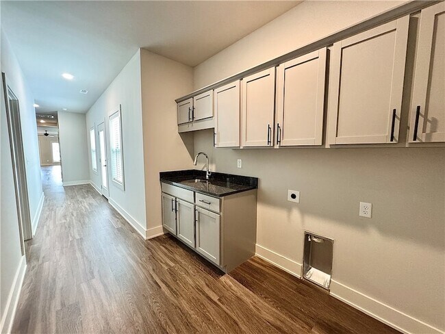 Building Photo - 821 NE Hts Ln