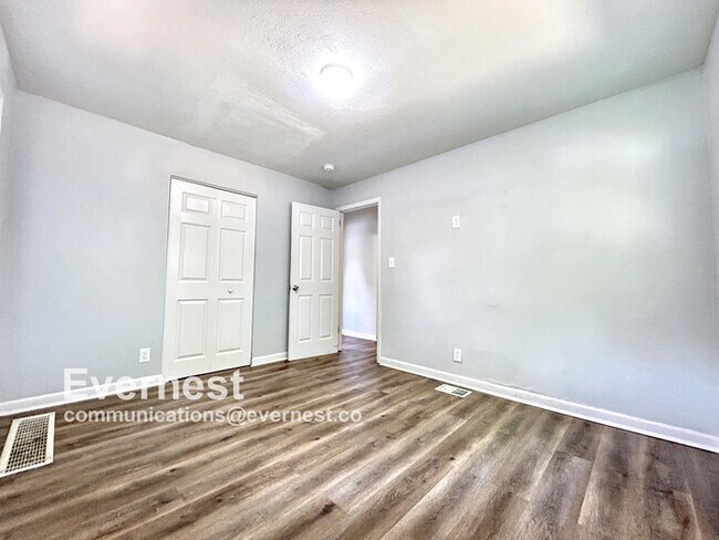 Building Photo - 3-Bedroom Home with Easy Access to Parks a...