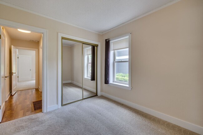 Building Photo - Adorable Wedgewood 4 Bedroom Available Now!
