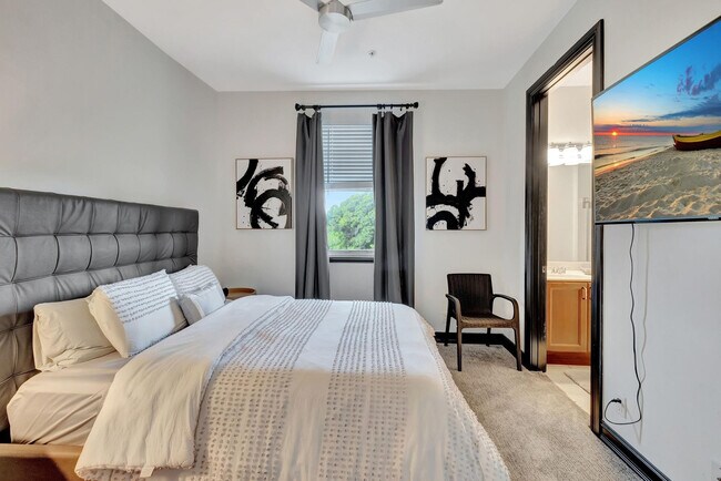 Building Photo - 2309 NE 9th Ave