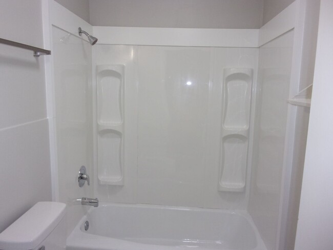 Building Photo - Renovated 2 Bedroom 1 1/2 Bath Townhome - ...