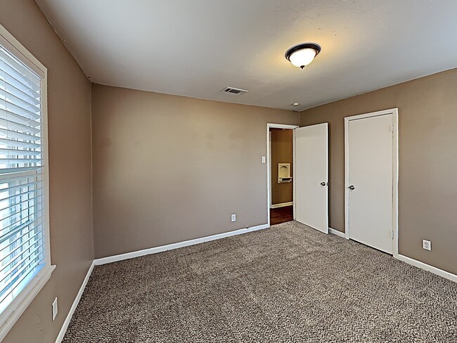 Building Photo - Adorable 4 Bedroom!!