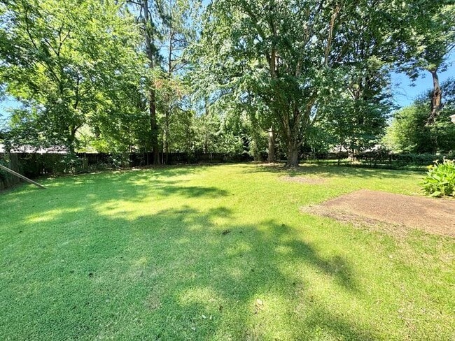 Building Photo - 5595 Briarwood Dr
