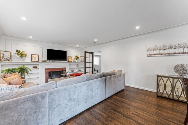 Building Photo - Beautiful 3 bed 2 Bath + Bonus Room home + Yard  in Old Torrance!