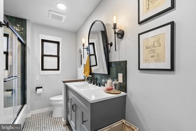 Building Photo - 526 E Thompson St