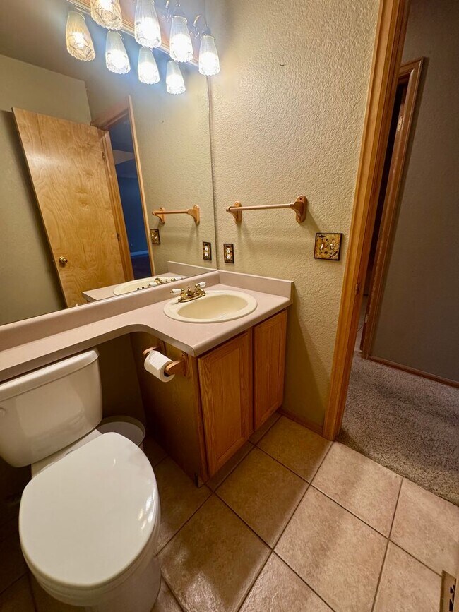 Building Photo - Gorgeous 4 bedroom with Loft and 3 car gar...