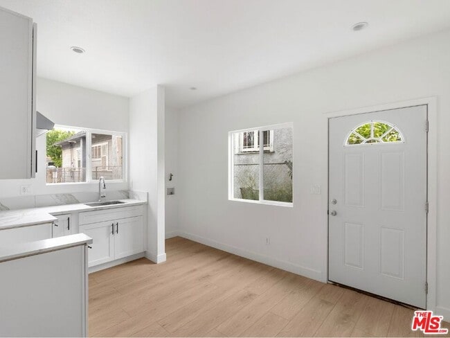 Building Photo - 1220 W 25th St