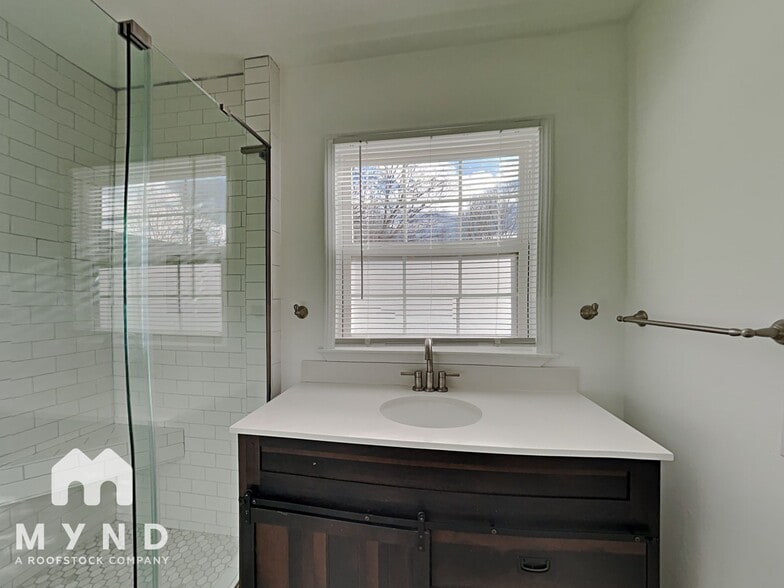 Building Photo - 713 Quarry St