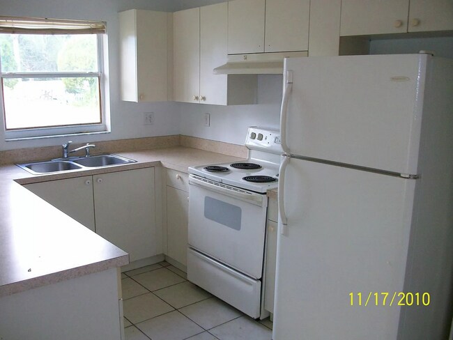 Building Photo - 3 bedroom, 2 bathroom Sarasota home, plus garage and beautiful lot, conveniently located near Dow...