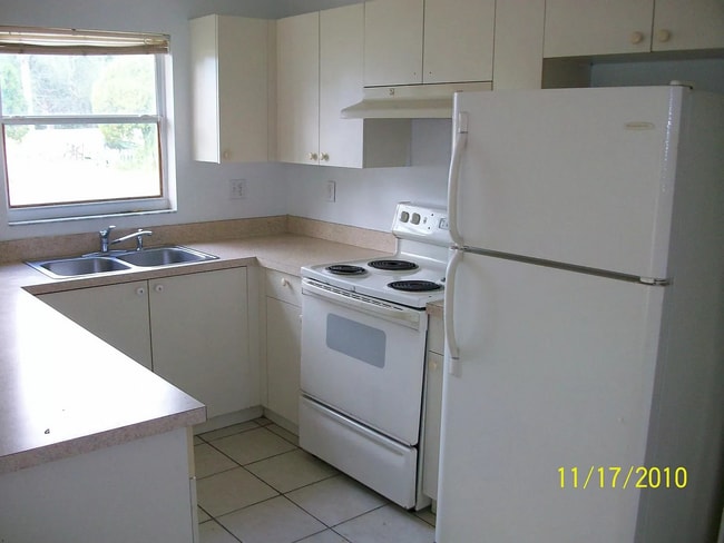 Building Photo - 4 bedroom, 2 bathroom Sarasota home, plus garage and beautiful lot, conveniently located near Dow...