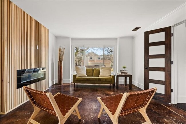 Building Photo - 425 Mikasa Dr