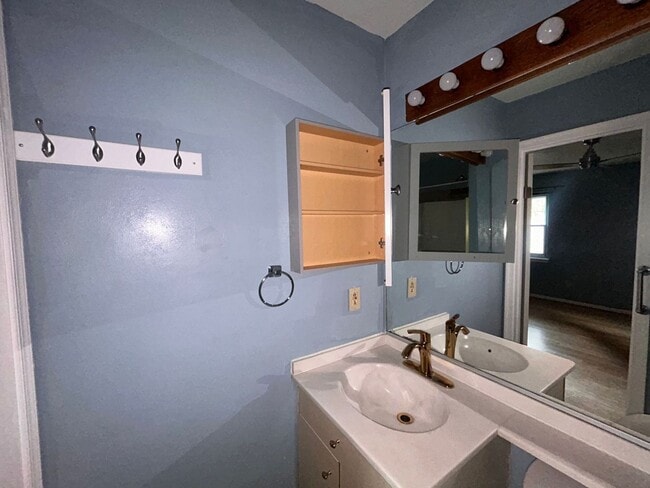 Building Photo - Charming 3-Bedroom Ranch on Oversized Corn...