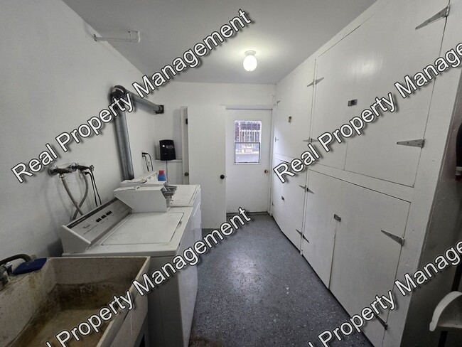 Building Photo - Updated 2 Bedroom Apartment