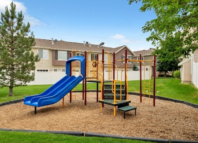 Building Photo - Bright 3-Bed, 2-Bath Condo with Mountain Views & Community Amenities