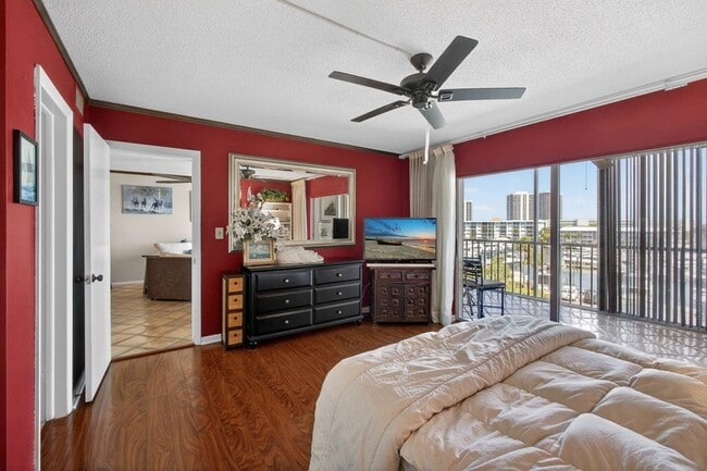 Building Photo - 907 Marina Dr