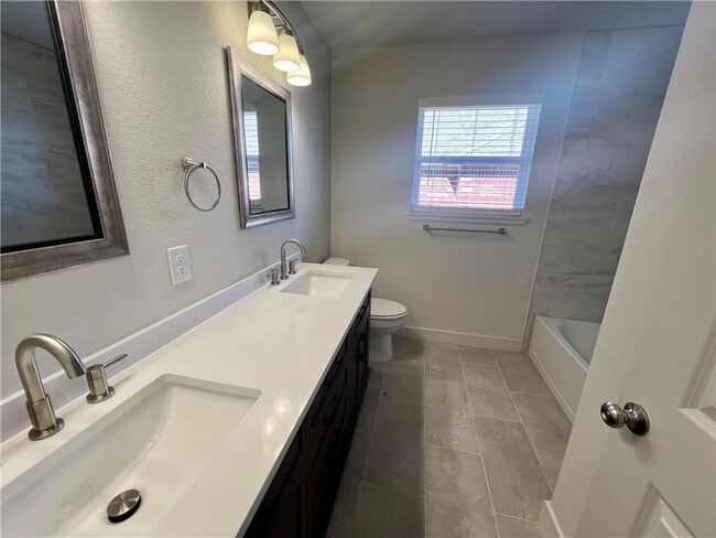 Building Photo - 662 White Oak St