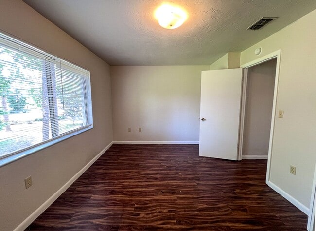 Building Photo - 2BR/1.5 Townhouse in Conveniently Located ...
