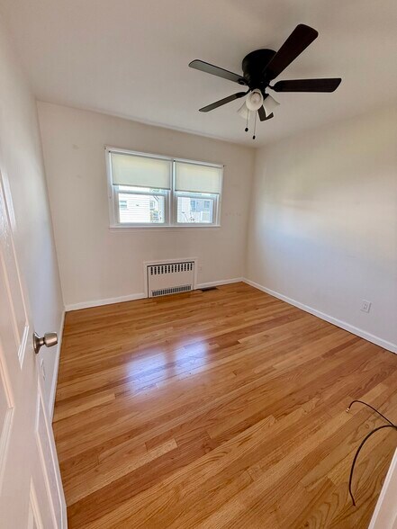 Queen size bedroom - 60 Baltimore Ave
